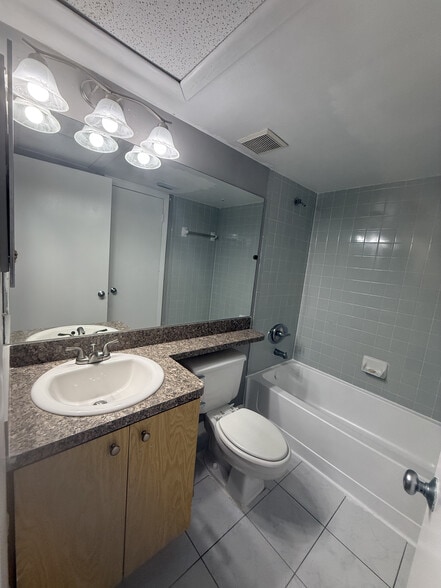 Building Photo - 2881 N Oakland Forest Dr