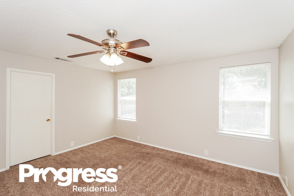 Building Photo - 1519 Columbia Dr