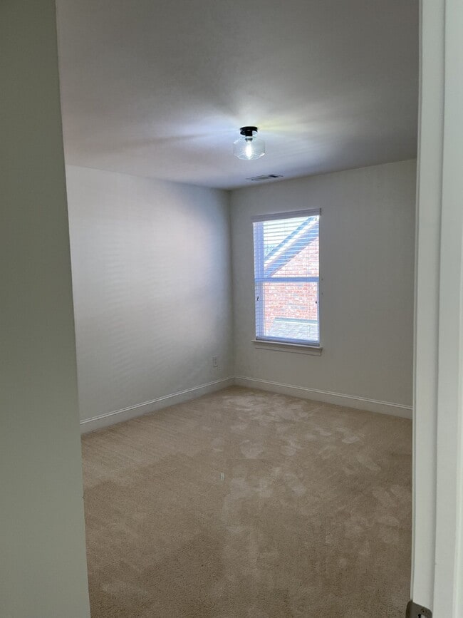 Building Photo - "Charming 4-Bed Gem with Guest Suite & Mod...