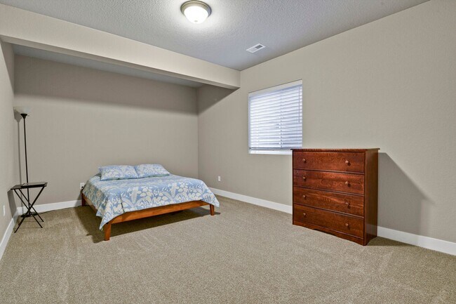 Building Photo - Single Family w/ Elegance