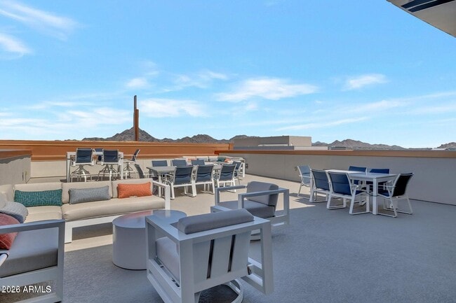 Building Photo - 2211 E Camelback Rd
