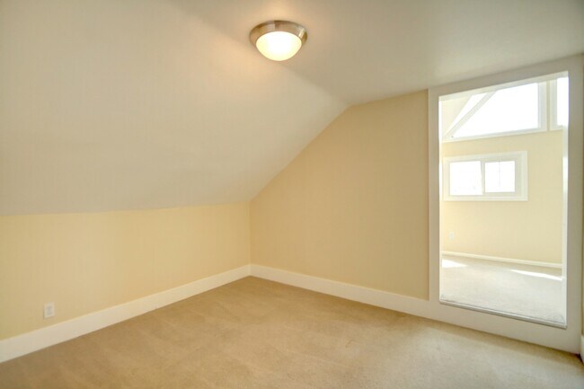 Building Photo - 502 NE 72nd St