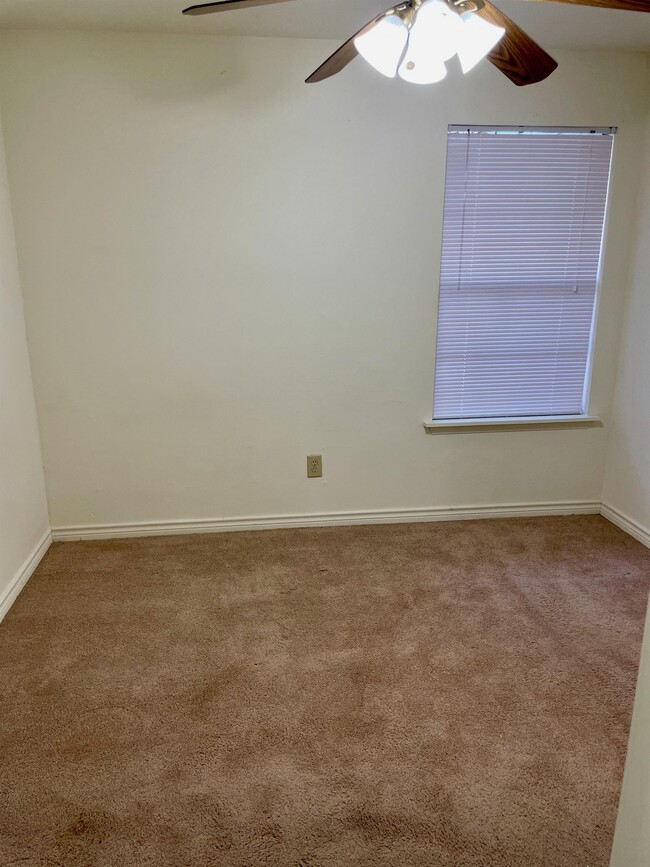 Building Photo - 407 Hickory Dr