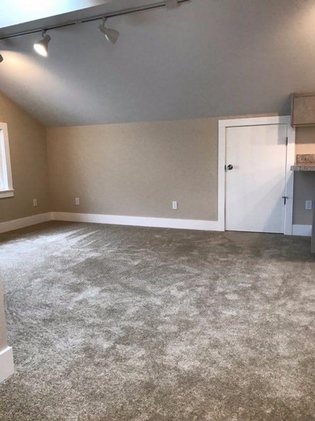 Building Photo - Charming Top Floor Studio of Triplex in a Fantastic Seattle Neighborhood!