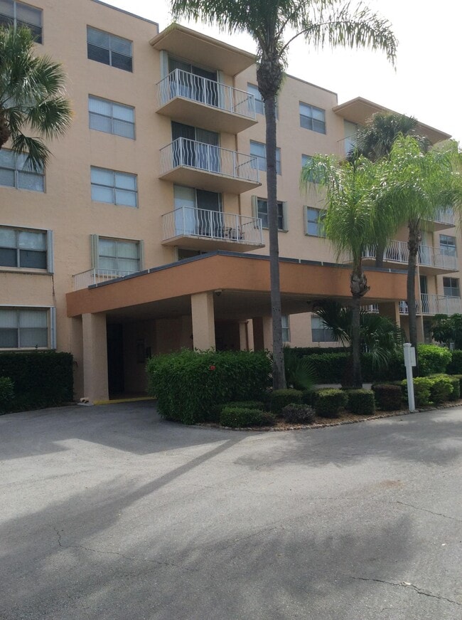 Building Photo - 470 Executive Center Dr