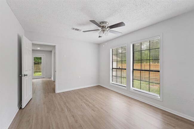 Building Photo - 18009 Split Oak Cir