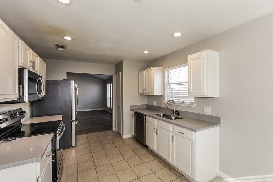 Building Photo - 6417 Longmont Trail