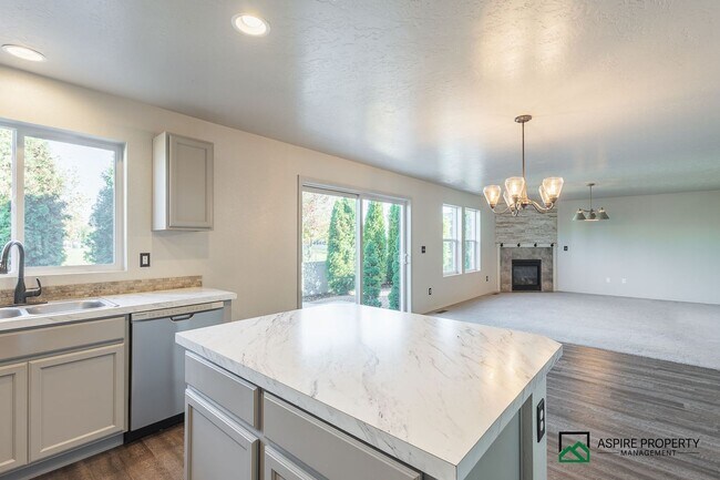 Building Photo - 4 Bed 2 Bath home for rent