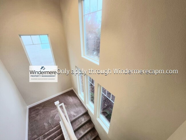 Building Photo - AWESOME 3 BED/2.5 BATH FLOOR PLAN AVAILABL...