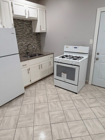 Building Photo - 748 E 28th St