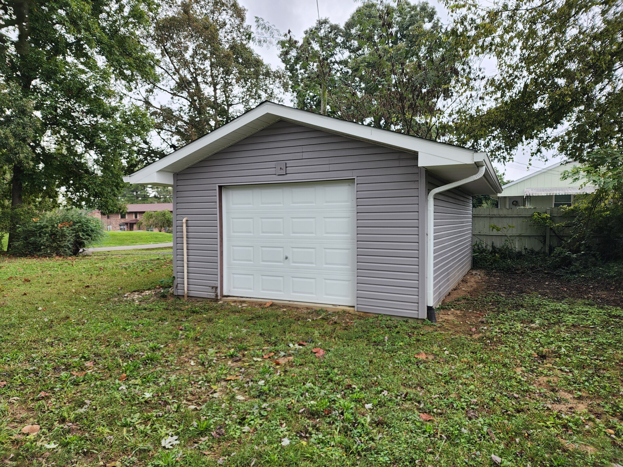 Detached Garage - 919 Highland Dr