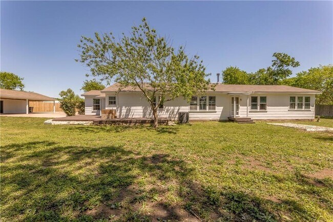 Building Photo - 211 Tate Ln