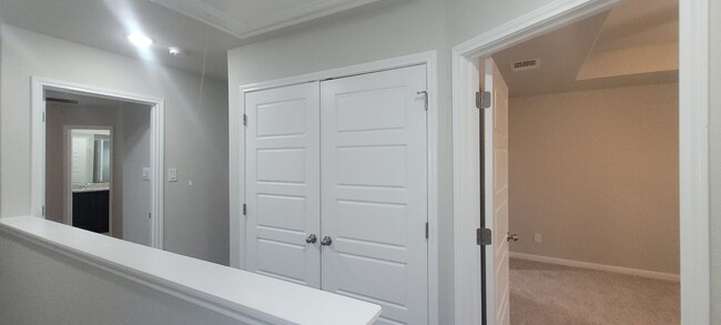 Building Photo - Luxury 3/2.5 Townhome in Cibolo