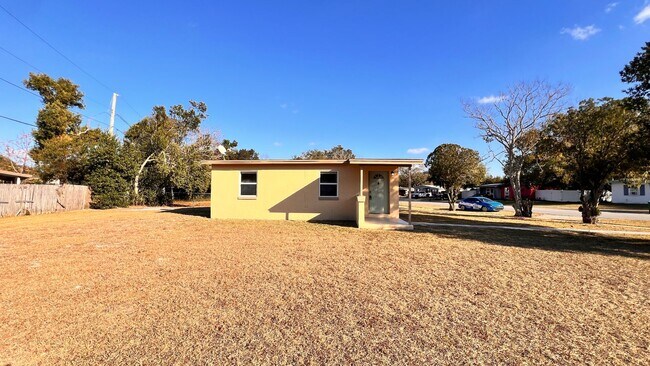Building Photo - $300 off of a month of rent! Charming 3-Bedroom Home in Deltona! – Pets Welcome (Up to 30 lbs) – ...