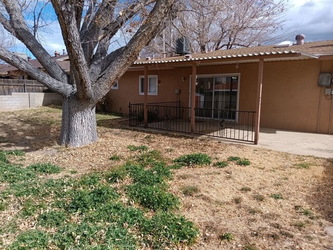 Building Photo - Spacious 3 bedroom, 2 bathroom home! Showi...