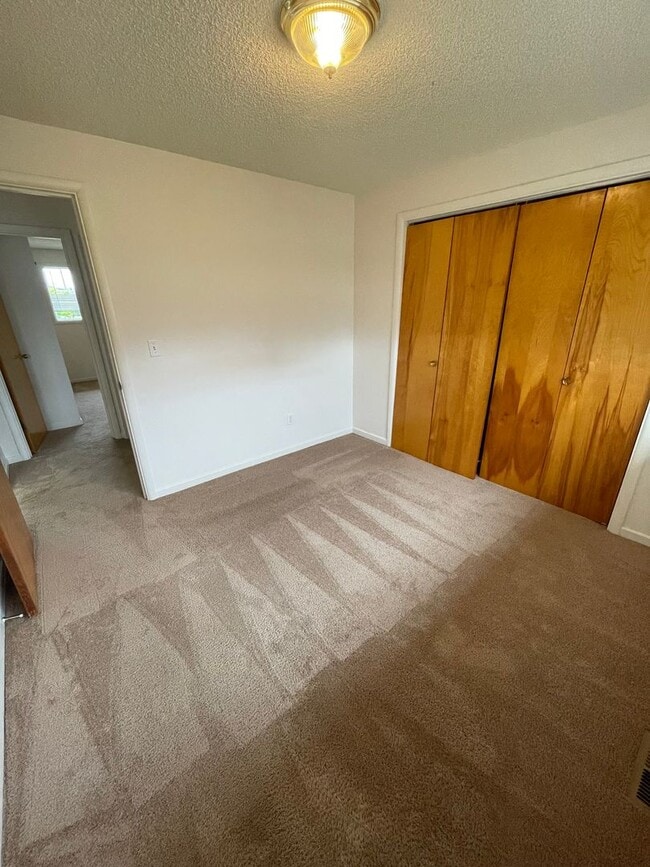 Building Photo - Great Pet Friendly Two Bedroom Duplex in Lebanon!