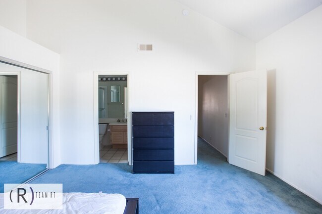 Building Photo - Fully Furnished 3be/3ba Home in Desirable ...