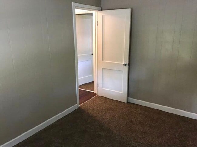 Building Photo - HOUSE...3 Bed 1 Bath