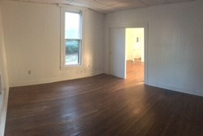 Building Photo - 1 bedroom, 1 bath duplex: Available August...