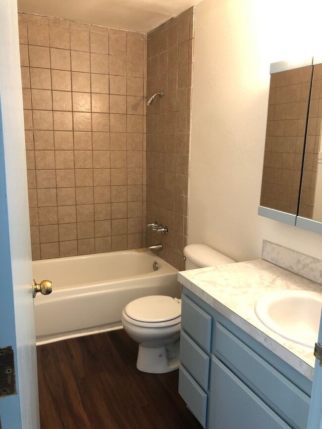 Building Photo - 2 Bedroom, 1 Bathroom Downstairs Apartment - 4-Plex