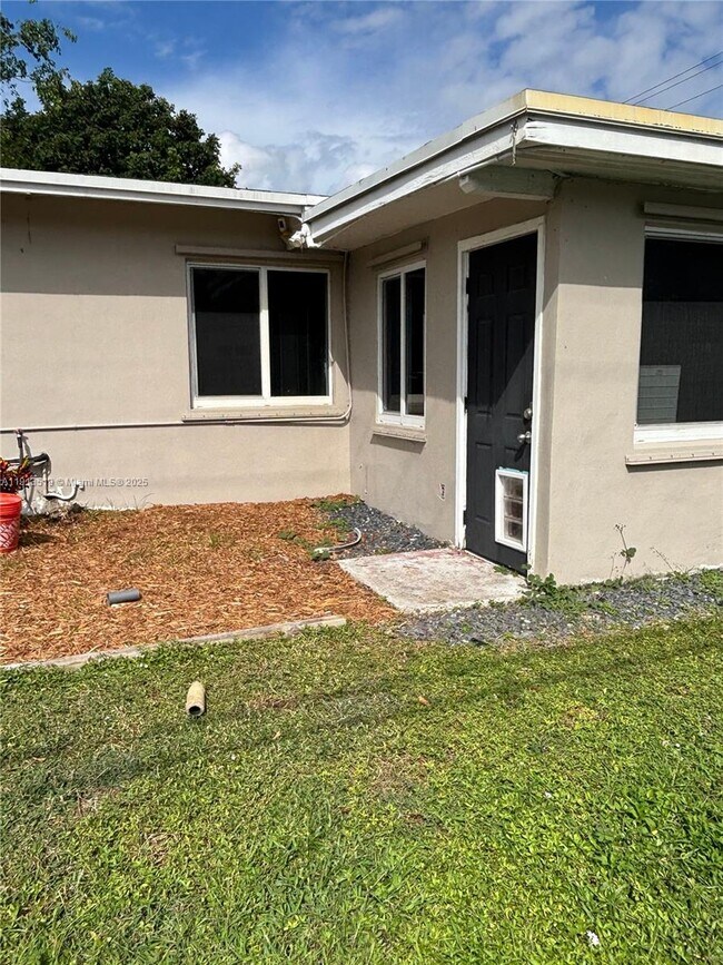 Building Photo - 2002 NE 43rd St