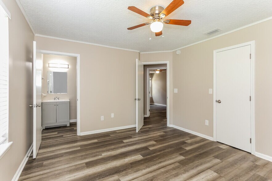 Building Photo - 3030 Caroline Crest Dr E