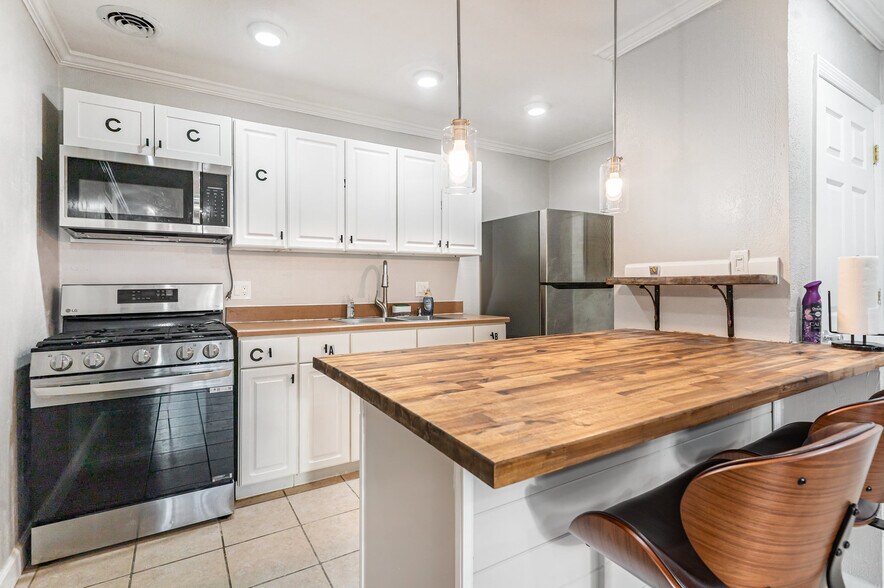 Building Photo - 1700 SW 16th Ct