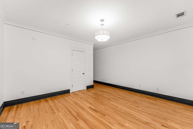Building Photo - 546 Candler Park Dr NE