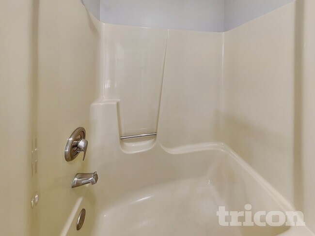 Building Photo - 3014 Silver Fox Dr