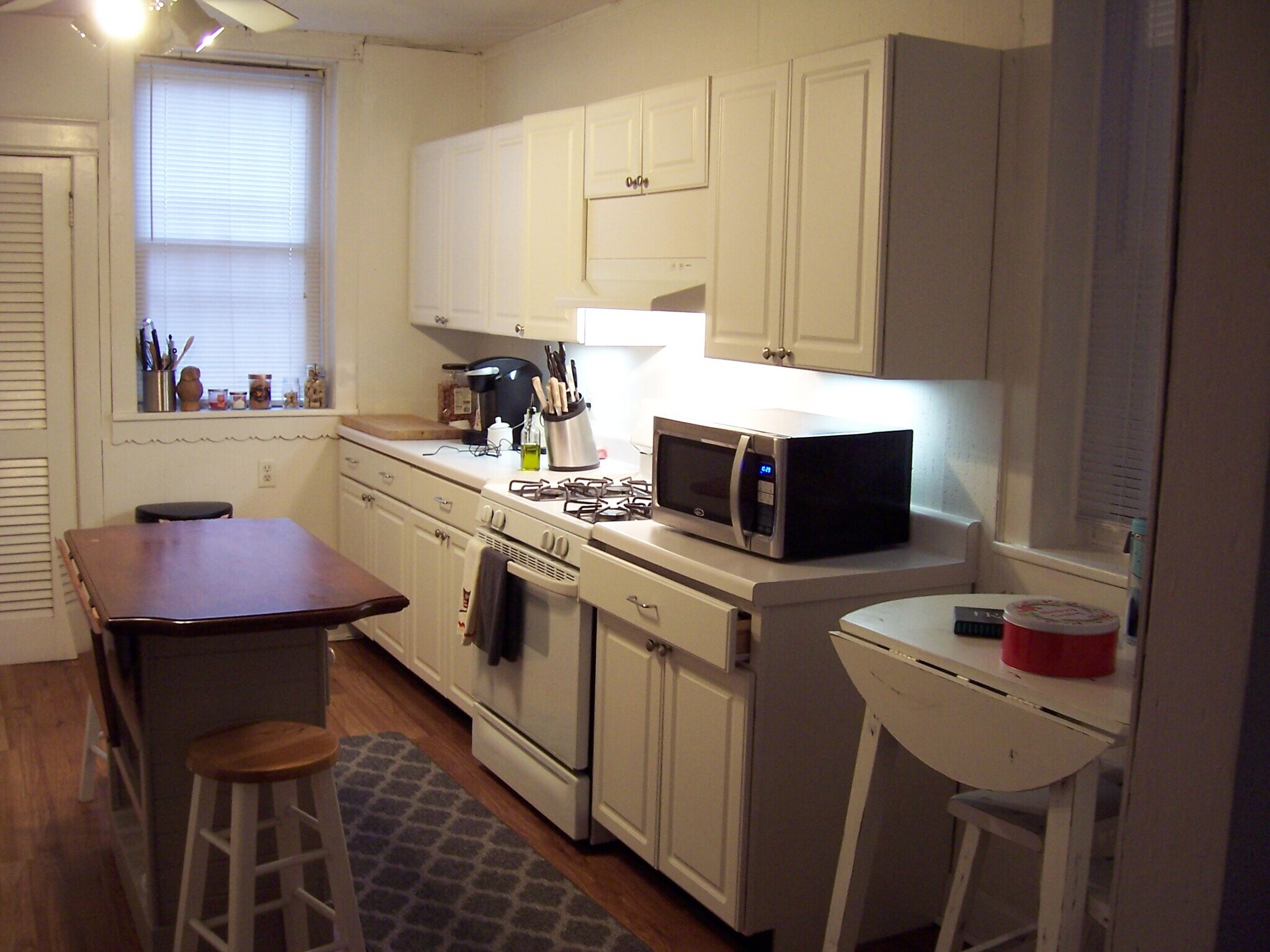 Eat-in kitchen - 1648 W Barry Ave
