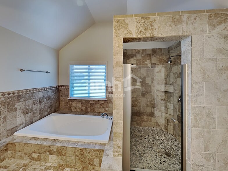 Building Photo - 651 Crescent Rd