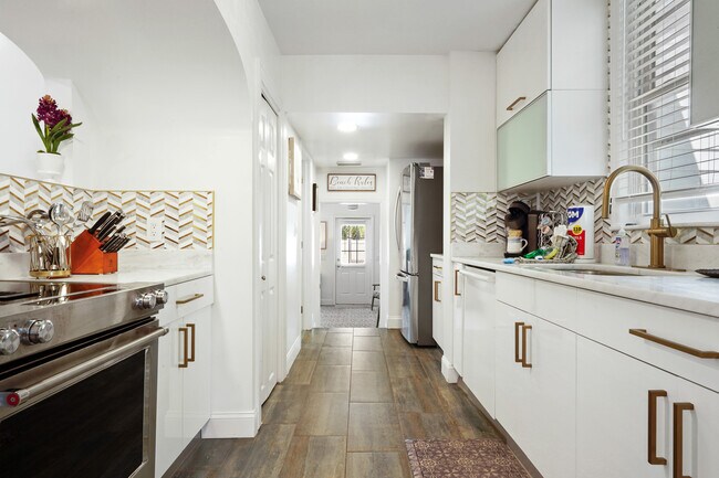 Building Photo - 1804 Pass a Grille Way