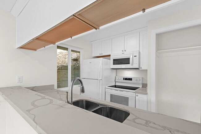 Building Photo - 1 BD 1 BA, beautiful rebuilt condo in conv...