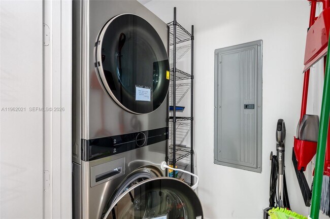 Building Photo - 15901 Collins Ave