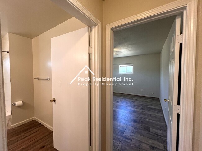 Building Photo - 3201 Leona Cir