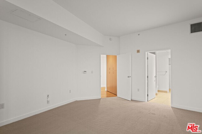 Building Photo - 13700 Marina Pointe Dr