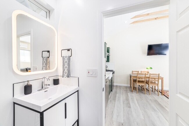 Building Photo - Newly Renovated Guest House Studio in Granada Hills!