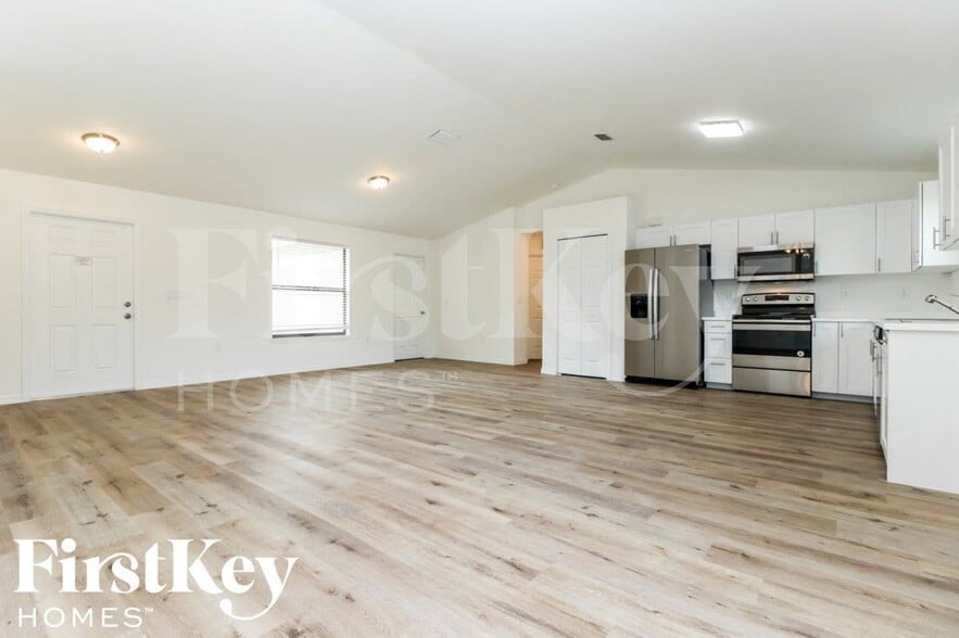 Building Photo - 50 Queen Ct