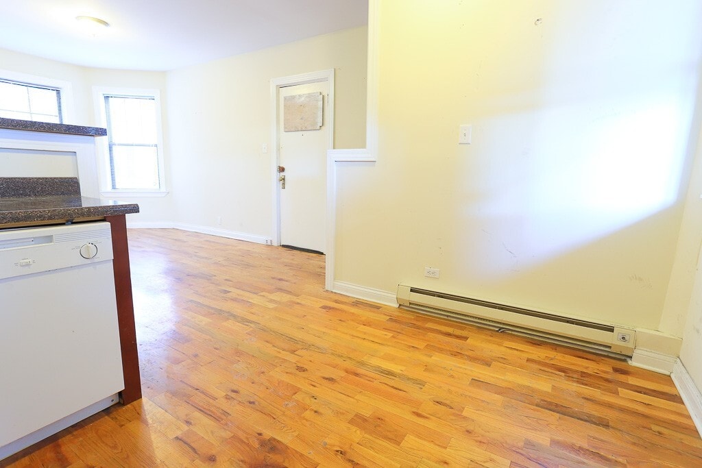 Building Photo - 4418 N Wolcott Ave