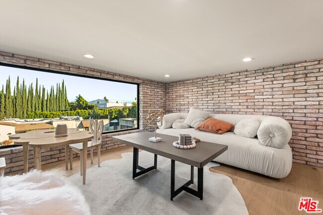 Building Photo - 11748 La Maida St