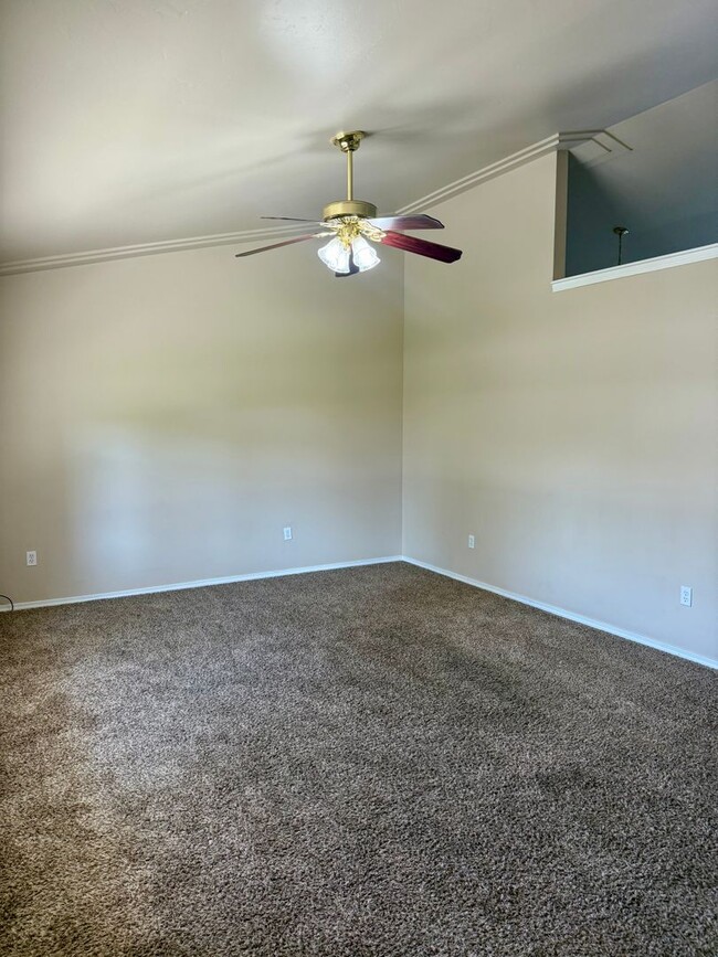Building Photo - 5 bedroom 3 bath home in Belgrade with attached double garage