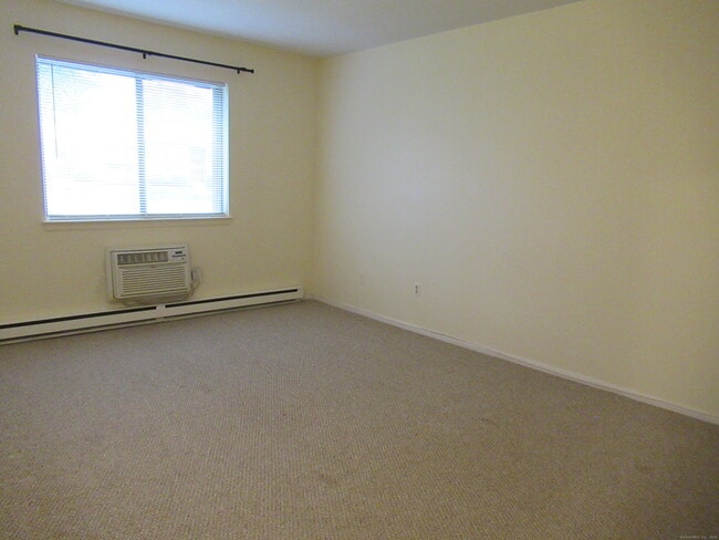 Building Photo - 67 Riverview Dr
