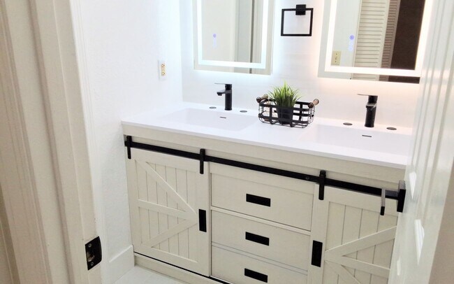 Building Photo - 1/1 Second Floor Remodeled Condo X Rent In...