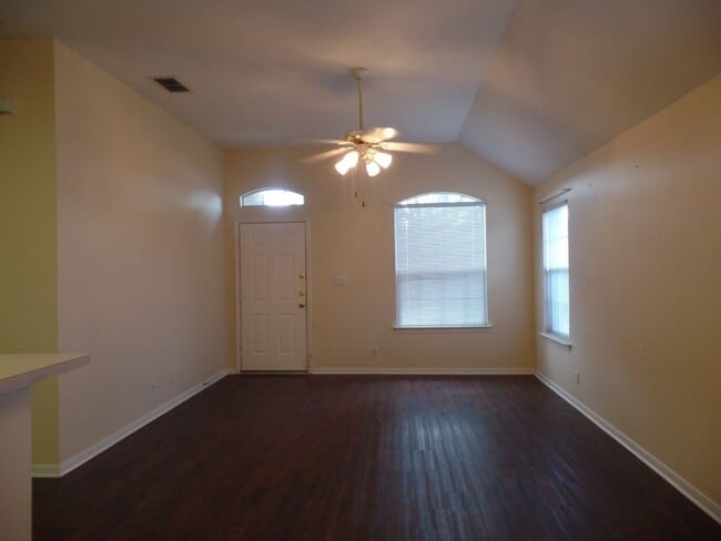 Building Photo - Carriage Point Beauty!