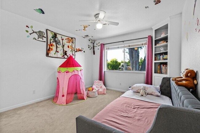 Building Photo - *COMING SOON!* 4 bed/3 bath lake house wit...