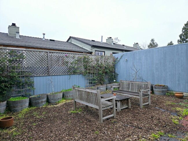 Building Photo - Charming 2-Bedroom Home with Modern Update...