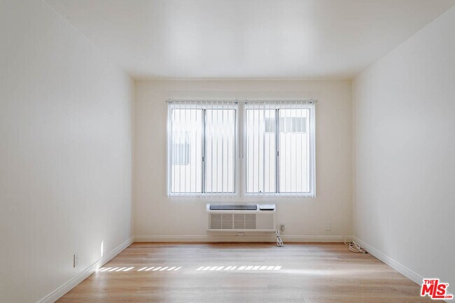 Building Photo - 758 N Hudson Ave