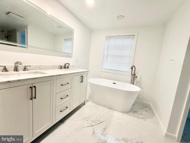 Building Photo - 4001 Middle Ridge Dr