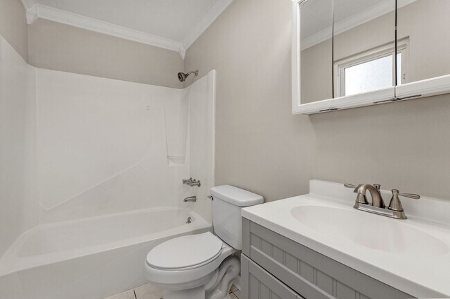 Building Photo - Charming 3 Bedroom Home in Pine Meadows – Prime Fort Walton Beach Location