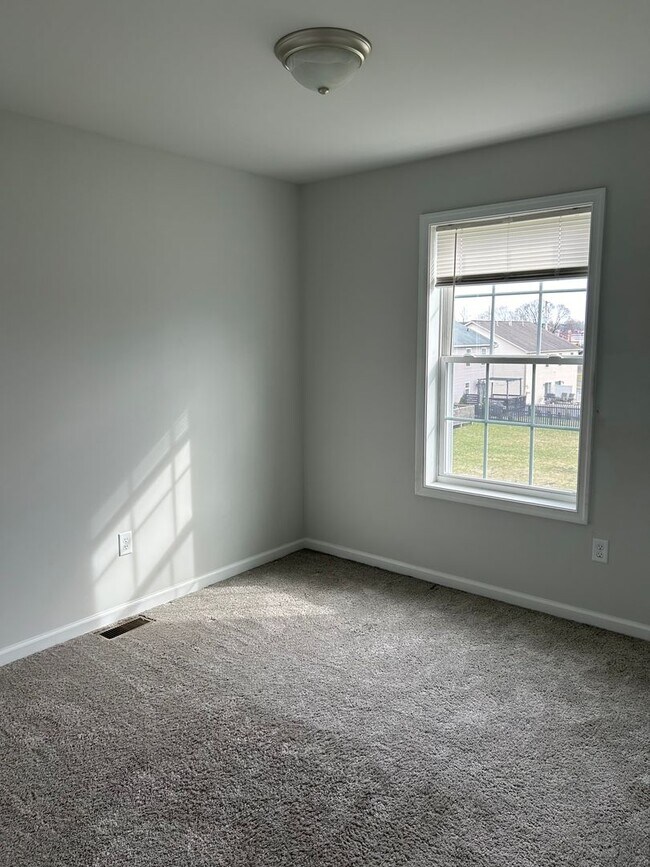 Building Photo - Like new 3 bedroom 2.5 bath townhouse